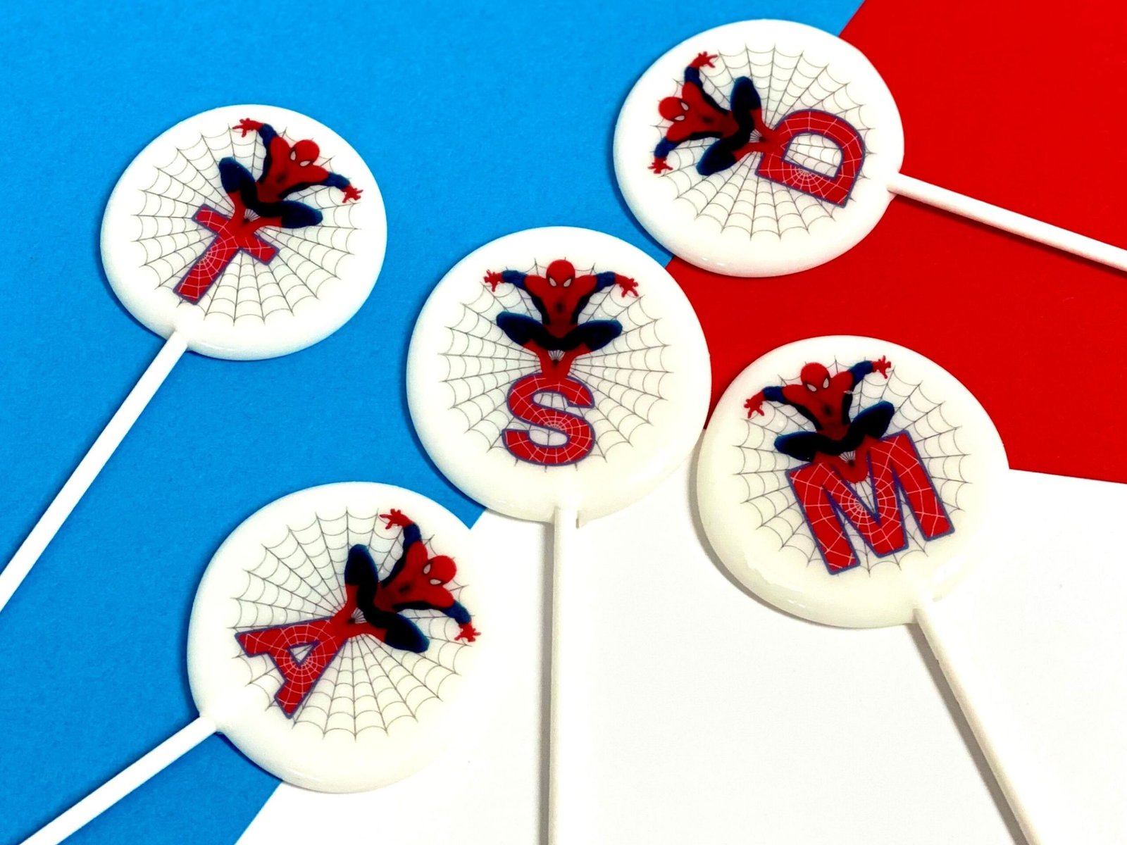 Piruletas hechas a mano con nombre de Spiderman sin azúcar