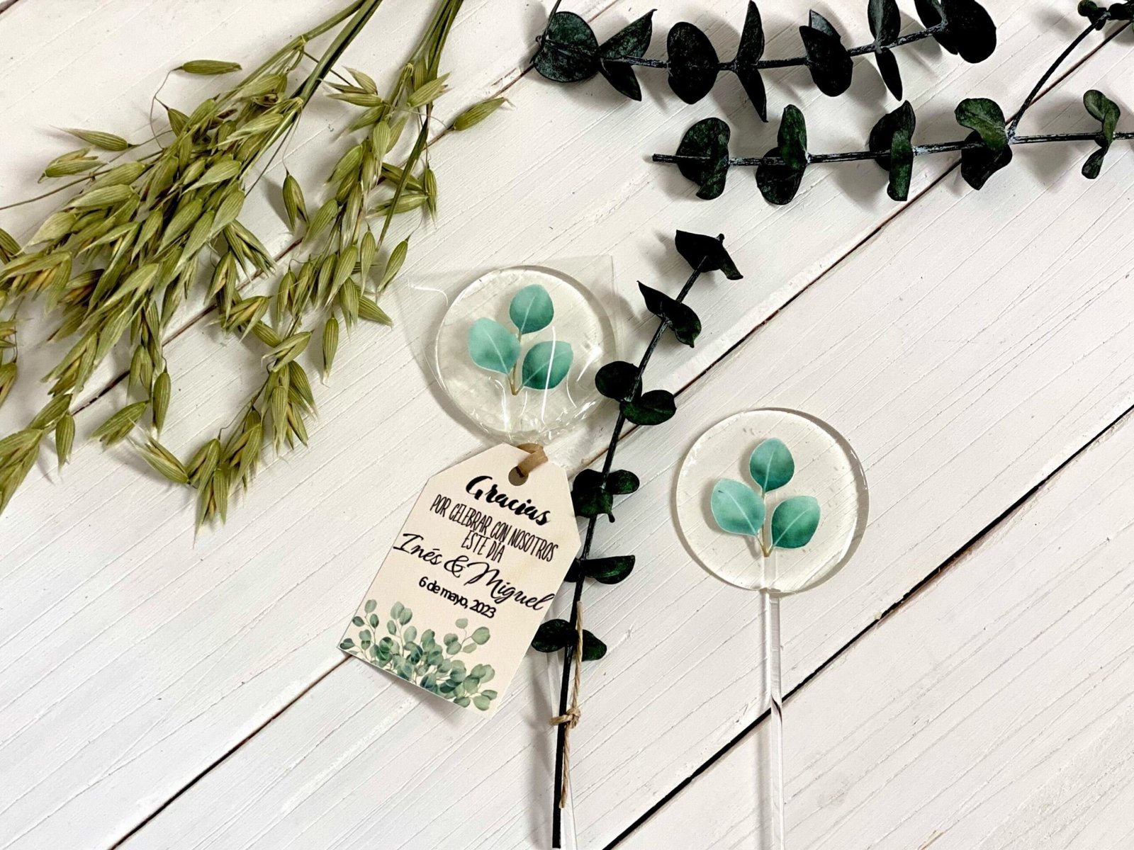 Recuerdos de boda Piruletas de hojas de eucalipto hechas a mano y personalizadas. Caramelos duros - Imagen 4