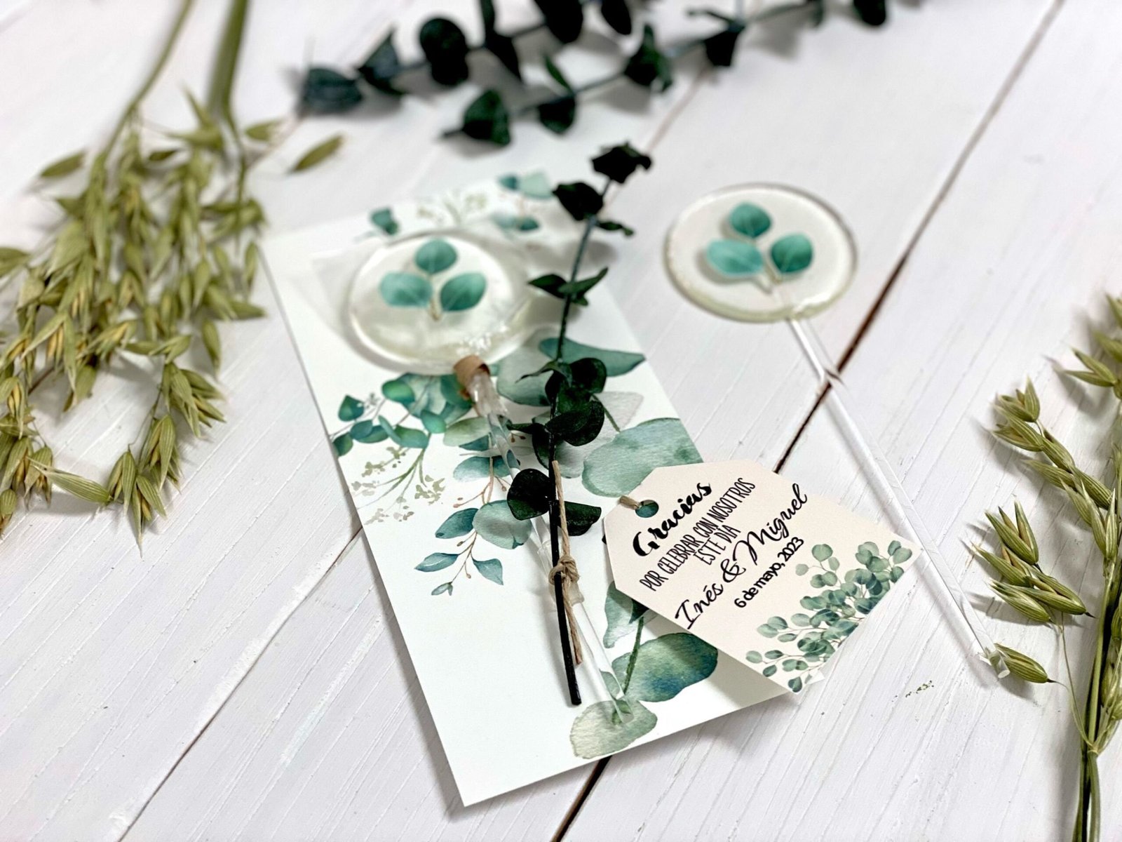 Recuerdos de boda Piruletas de hojas de eucalipto hechas a mano y personalizadas. Caramelos duros - Imagen 2