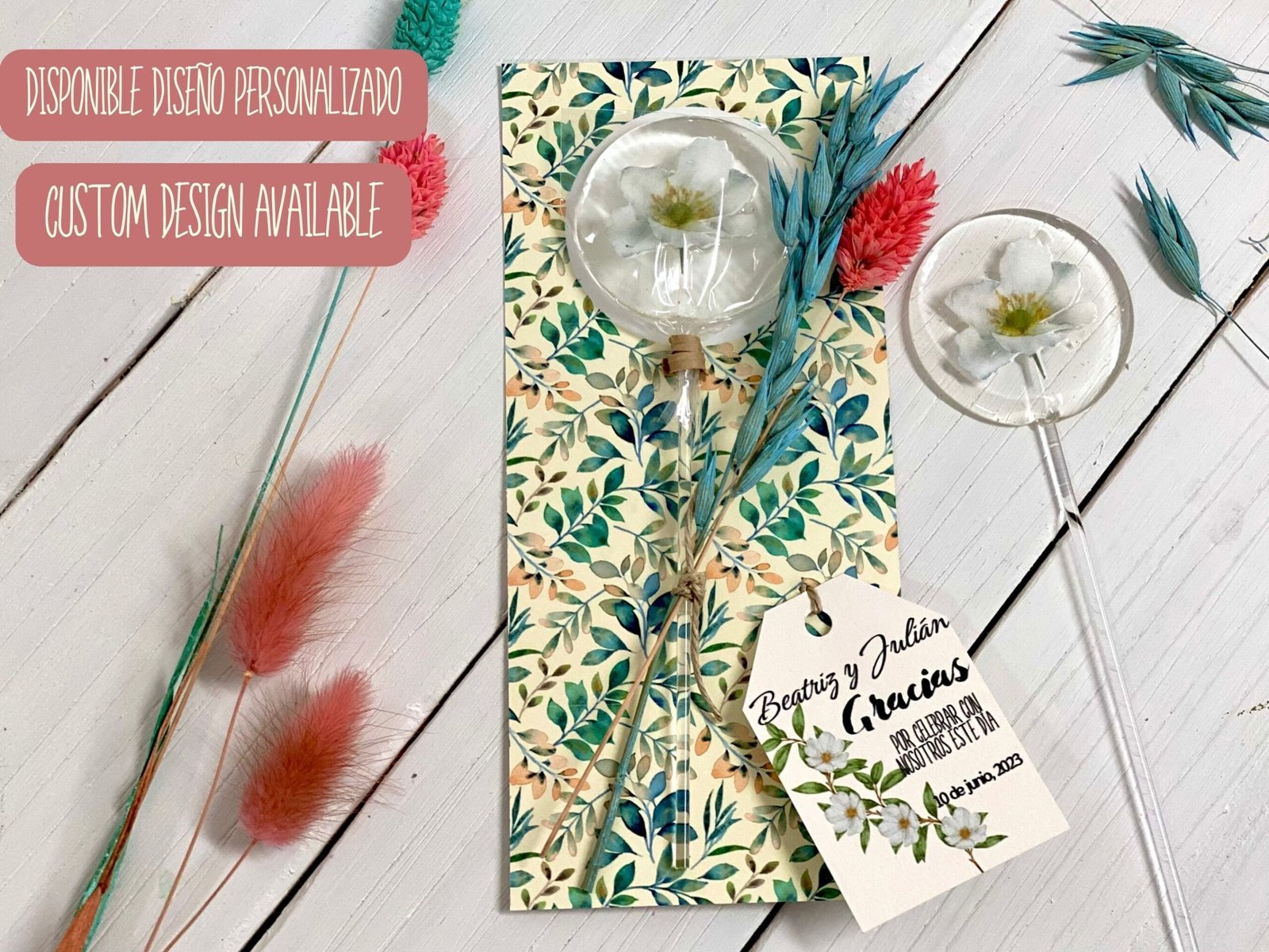 Favores de boda Piruletas de flores blancas hechas a mano personalizadas. Caramelo duro