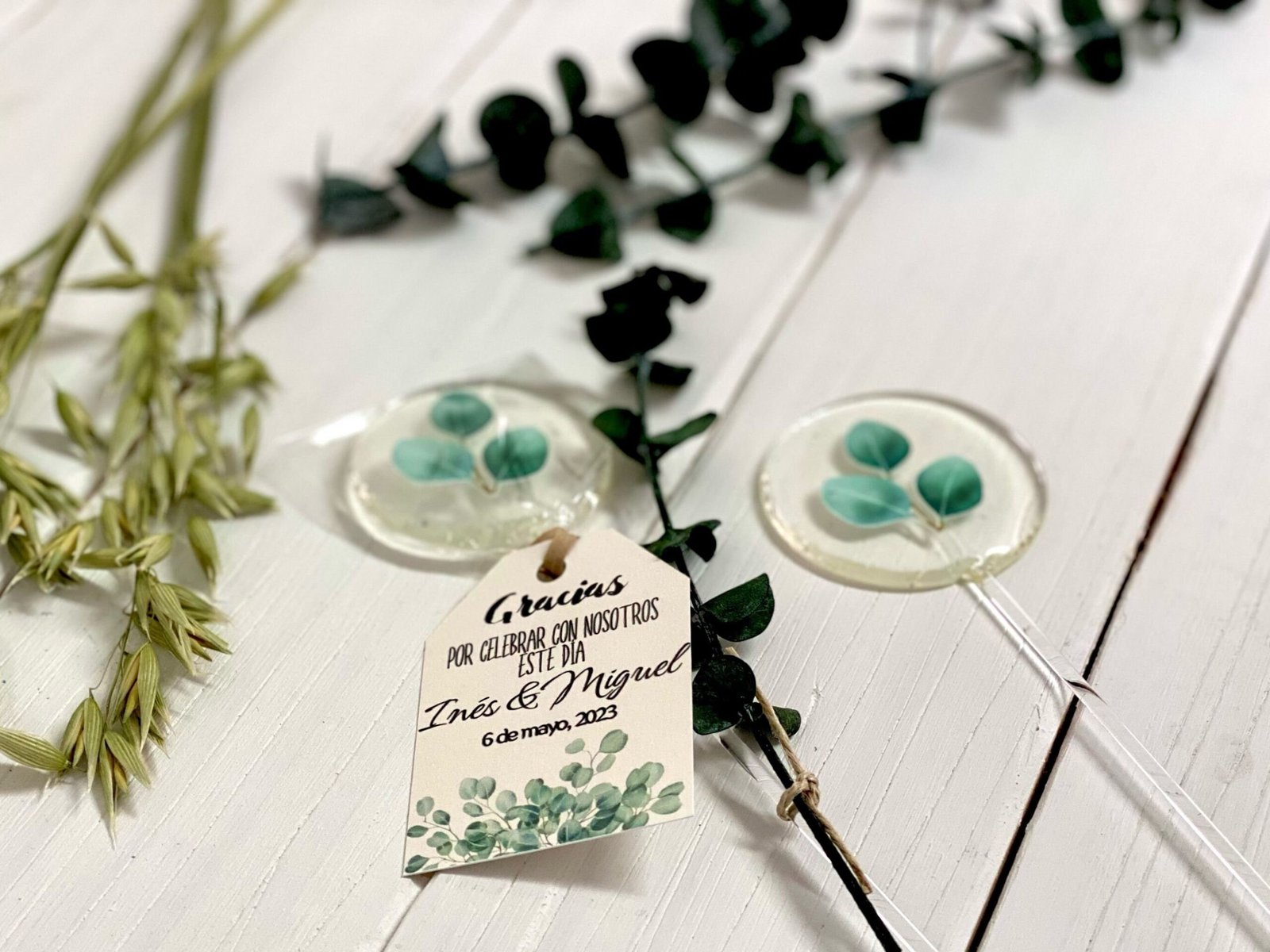 Recuerdos de boda Piruletas de hojas de eucalipto hechas a mano y personalizadas. Caramelos duros - Imagen 5