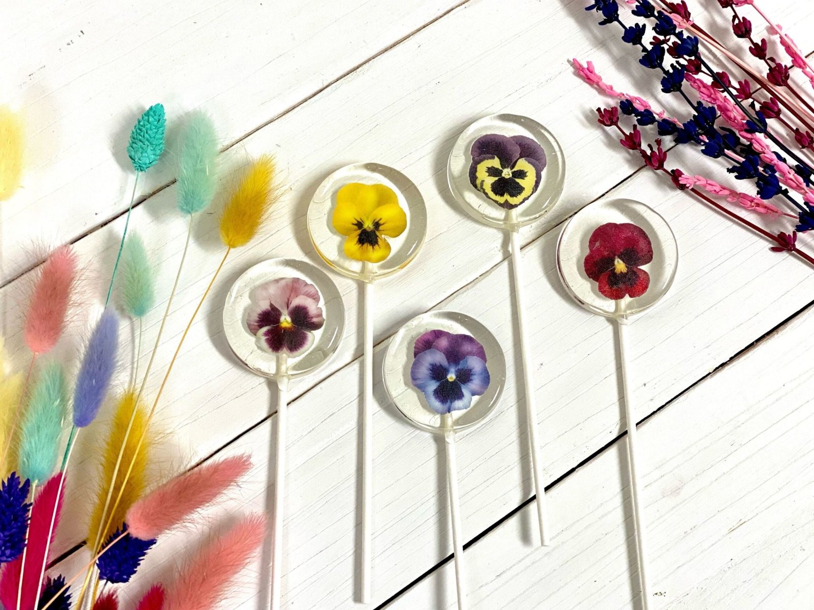 Piruletas de flores pensamiento, caramelos duros impresos comestibles hechos a mano