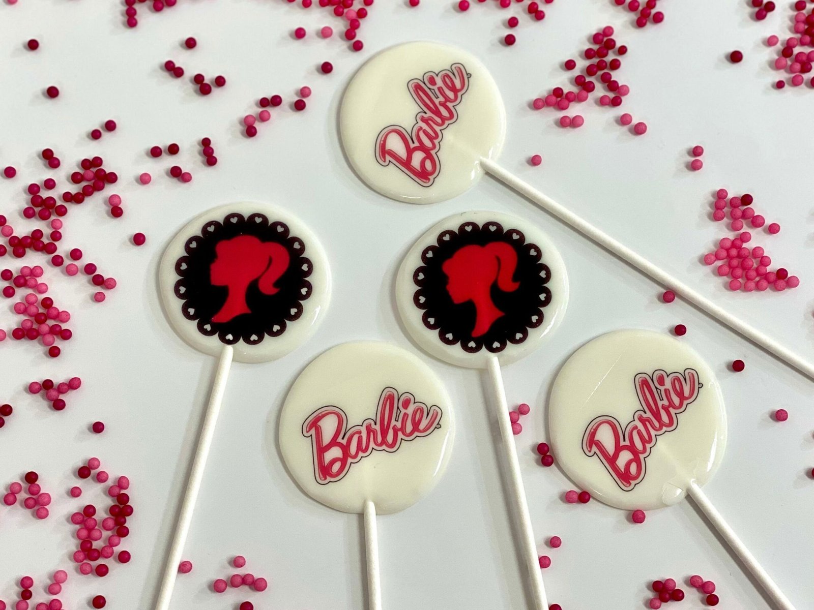 Logotipo de piruletas de Barbie hecho a mano sin azúcar