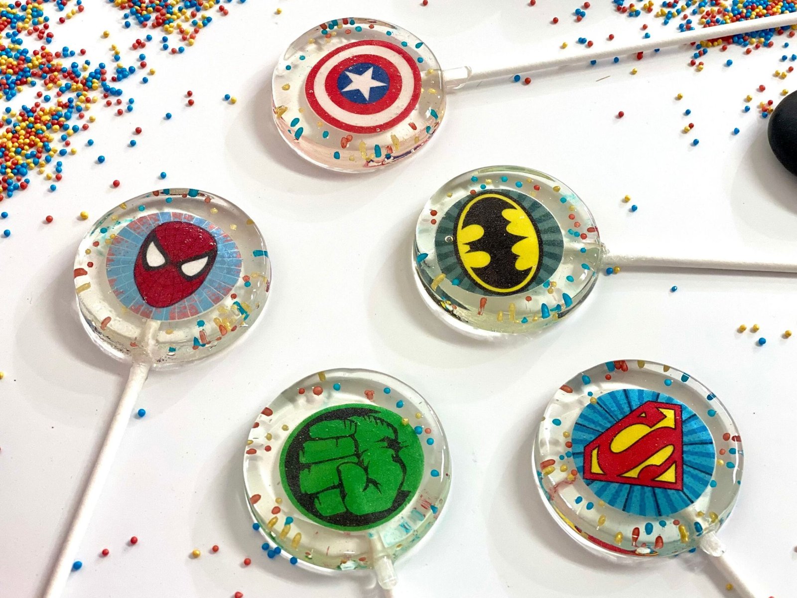 Piruletas de superhéroes de caramelo duro sin azúcar hechas a mano