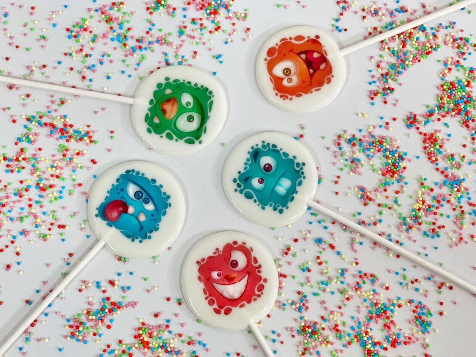 Piruletas de monstruos de Halloween hechas a mano sin azúcar