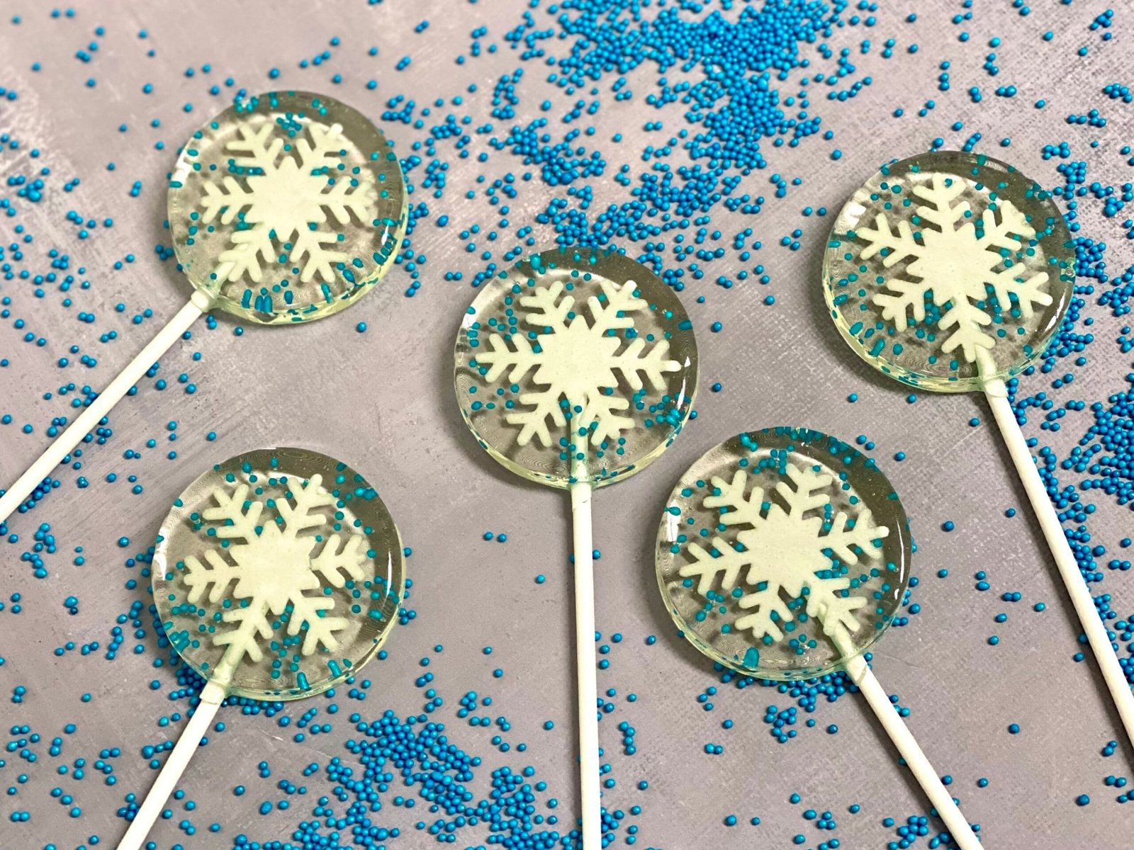 Piruletas de copo de nieve de invierno, caramelos duros hechos a mano sin azúcar