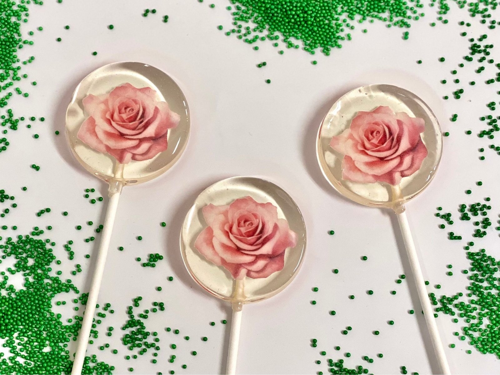 Piruletas de rosa rosa, caramelo duro hecho a mano sin azúcar